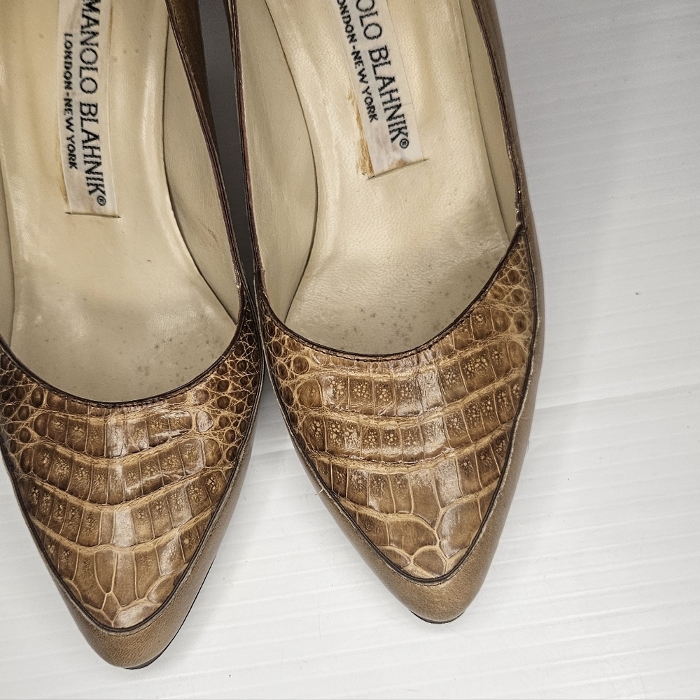 Manolo Blahnik Pointed Toe Alligator Embossed Pumps Size 36 - Picture 3 of 9